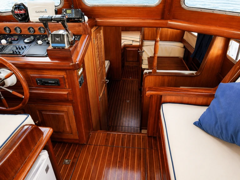Motorboat for rent Mahón at the best price