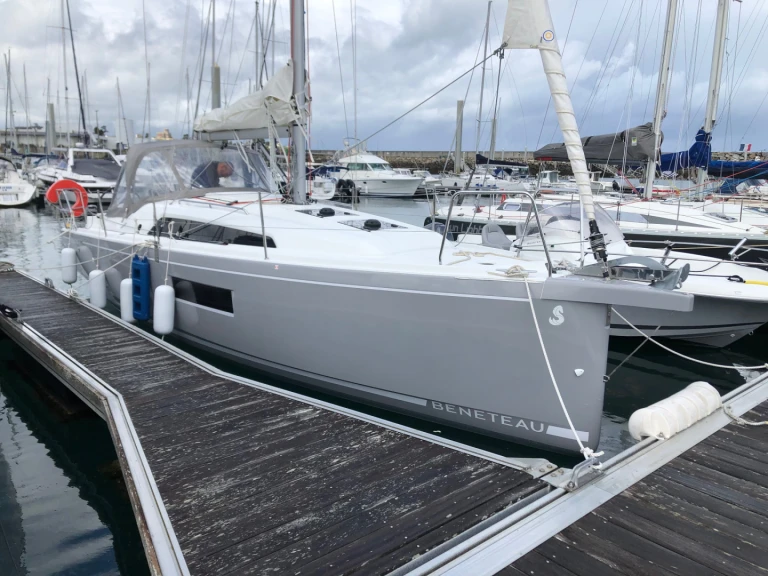 Rent a Bénéteau Oceanis 30.1 Port de Trébeurden