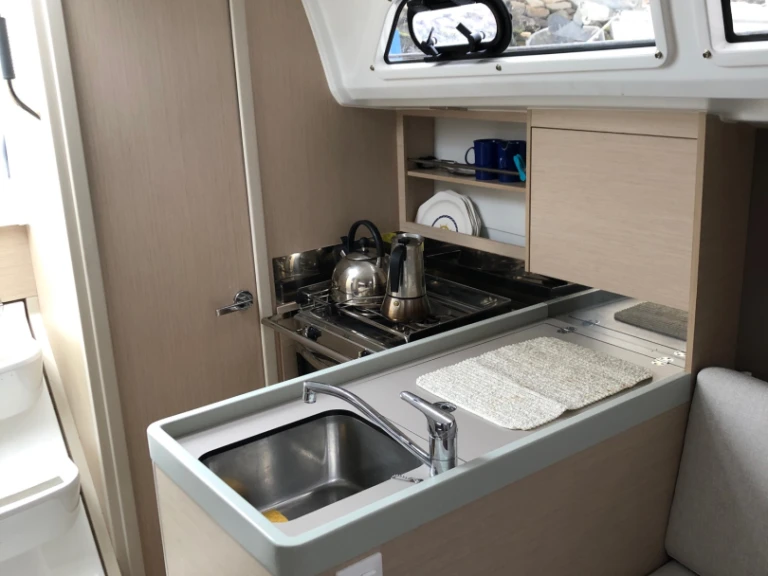 Yacht charter Port de Trébeurden cheap Oceanis 30.1