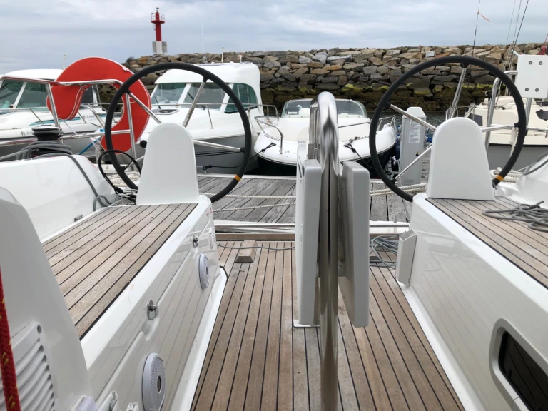 Sailboat rental in Port de Trébeurden - Bénéteau Oceanis 30.1