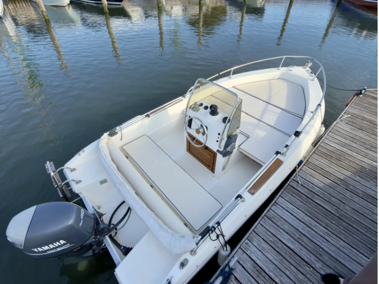 Bareboat Rental Motorboat Capelli with a boat licence