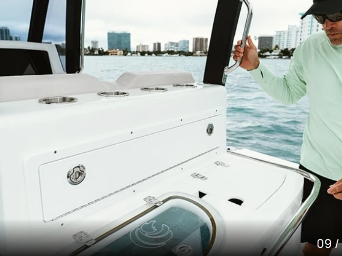 Motorboat rental with or without captain Aquila Le Marin