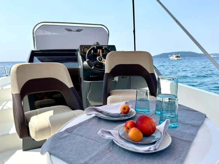 Rent a Bénéteau Flyer 6 SUNdeck La Seyne-sur-Mer