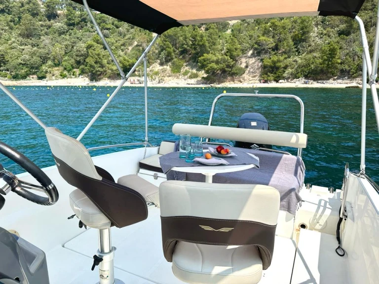 Boat rental Bénéteau Flyer 6 SUNdeck in La Seyne-sur-Mer on Samboat