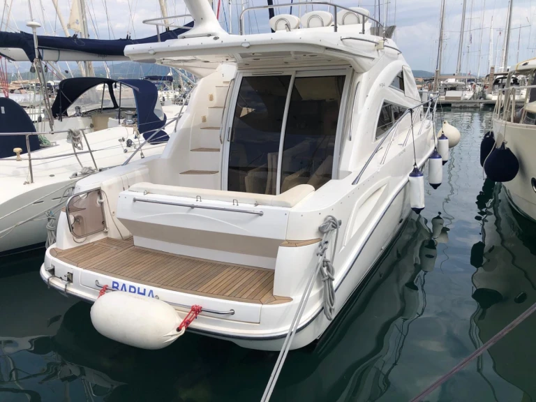 Bareboat Rental Luxury Yacht Sealine with a boat licence