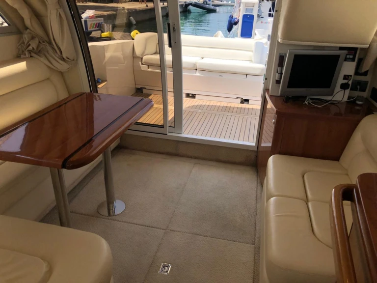 Sealine Sealine F 34 in Pefkohori on SamBoat