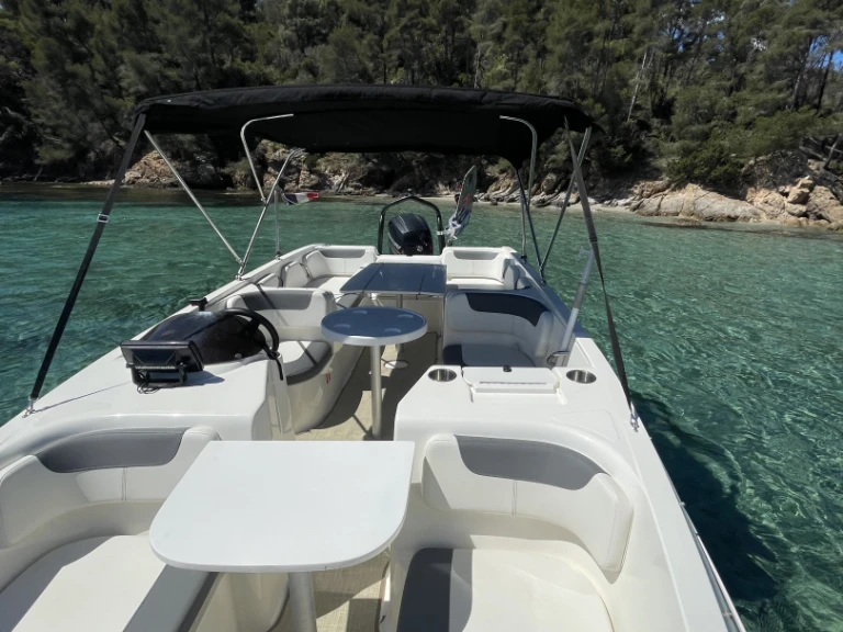 Bareboat Rental Motorboat Bayliner with a boat licence