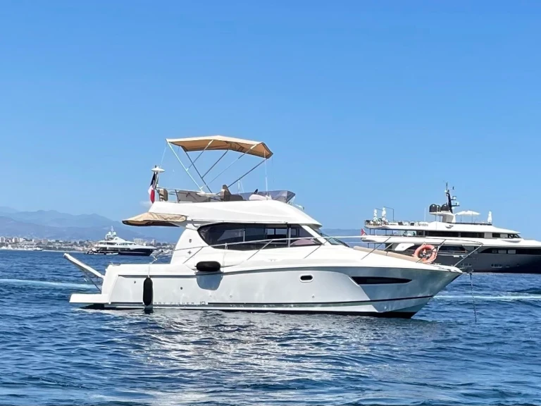 Motorboat rental in Saint-Laurent-du-Var - Jeanneau Merry Fisher 10