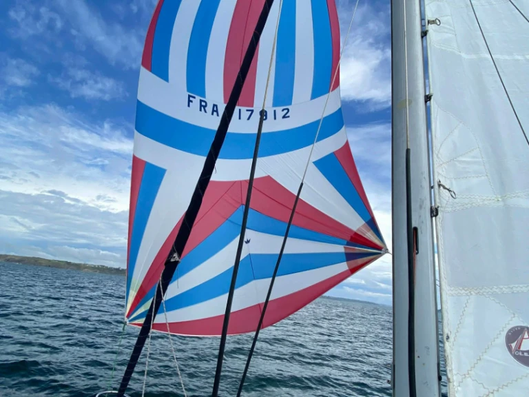 Rent a Jeanneau Fantasia 27 Brest