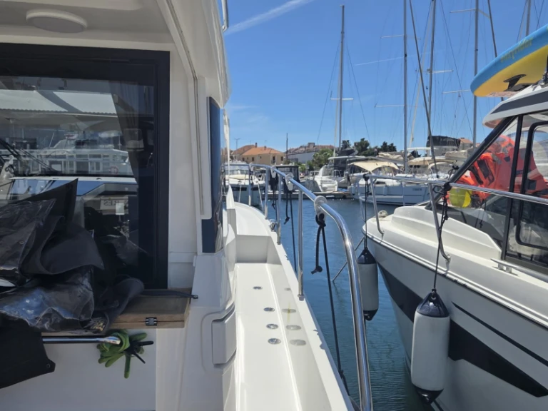 Motorboat rental with or without captain Sealine Biograd na Moru