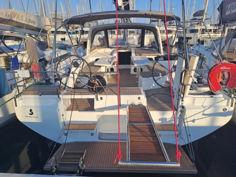 Bénéteau Oceanis 52 - 6 cab. charter bareboat or captained in  Alimos