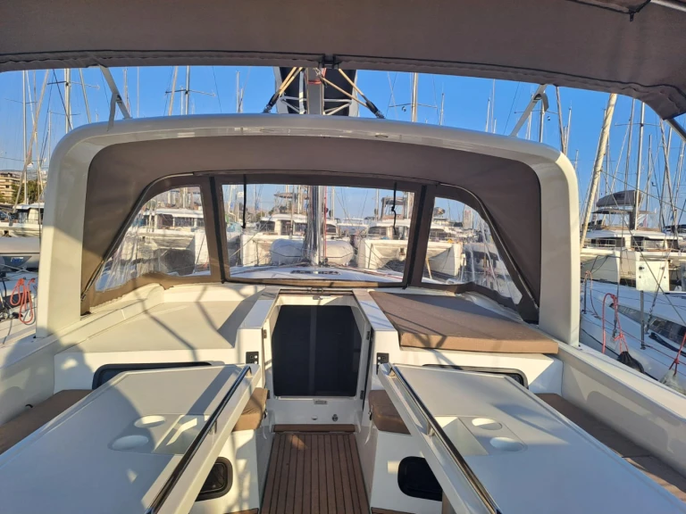 Bénéteau Oceanis 52 - 6 cab. in Alimos on SamBoat
