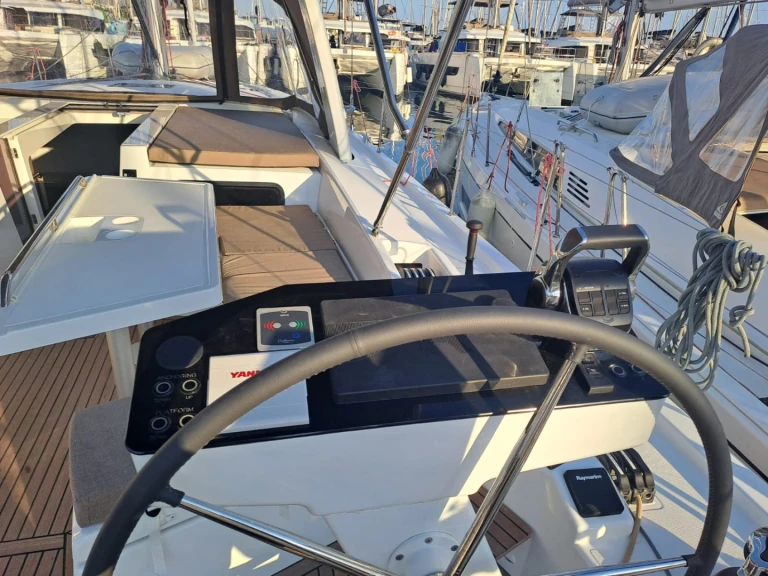 Yacht charter Alimos cheap Oceanis 52 - 6 cab.