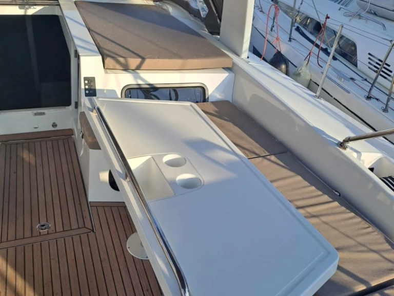 Boat rental Bénéteau Oceanis 52 - 6 cab. in Alimos on Samboat