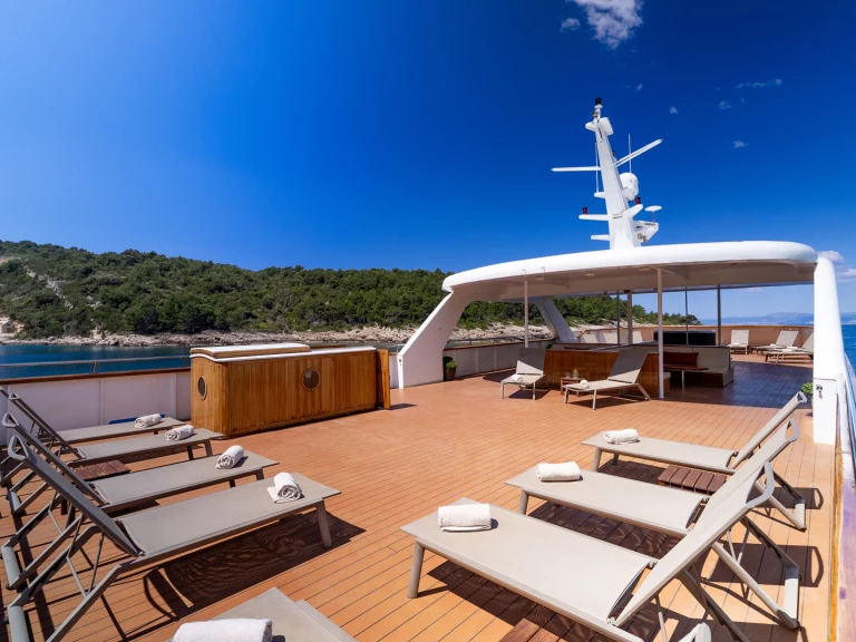 Bareboat Rental Luxury Yacht Custom Made with a boat licence