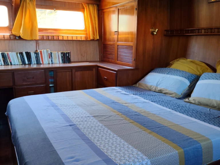 Bareboat Rental Motorboat MODERN BOAT with a boat licence
