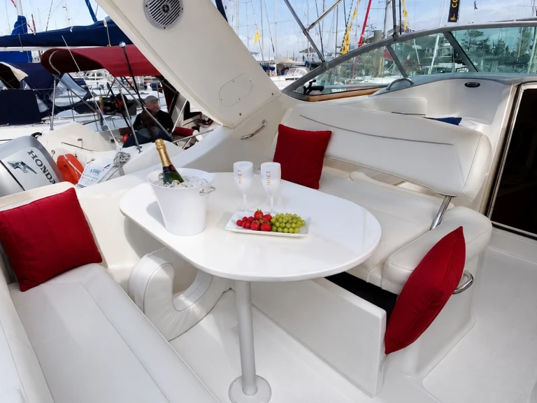 Boat rental Bayliner Bayliner 285 Cruiser in Cannes on Samboat