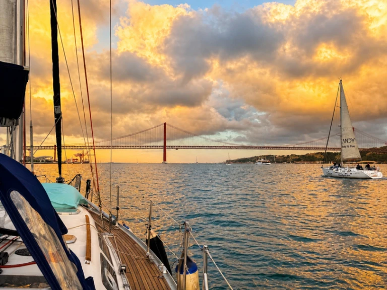 Sailboat for rent Lisbon at the best price