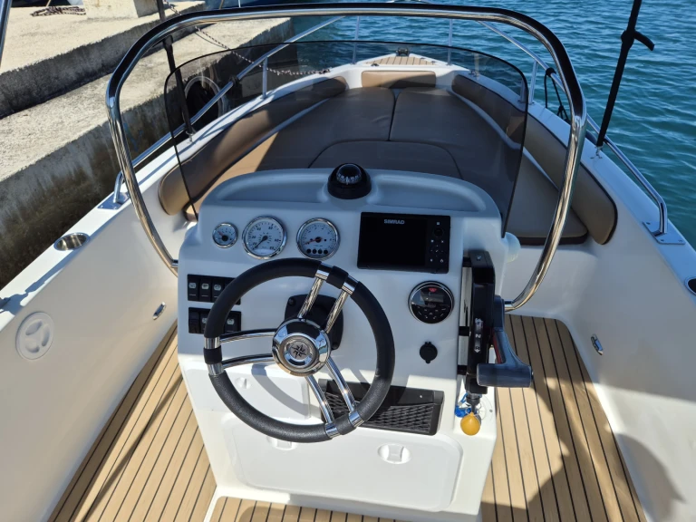 Holiday 19 Open in Poreč on SamBoat