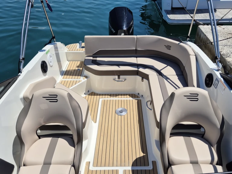 Rent a Bayliner VR6 OB Poreč