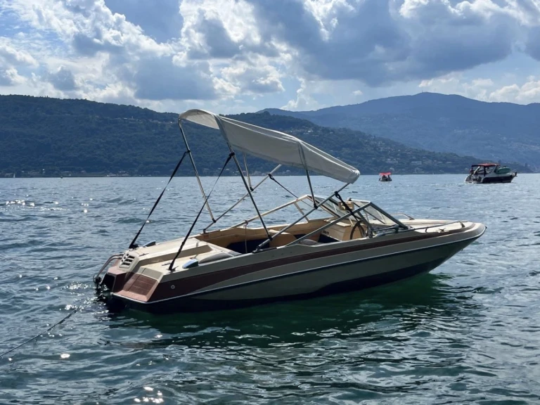 Bareboat Rental Motorboat Glastron with a boat licence