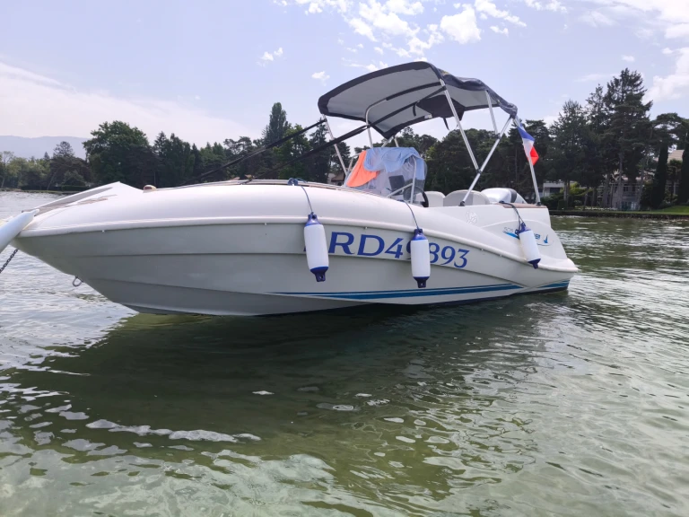 Bareboat Rental Motorboat Quicksilver with a boat licence