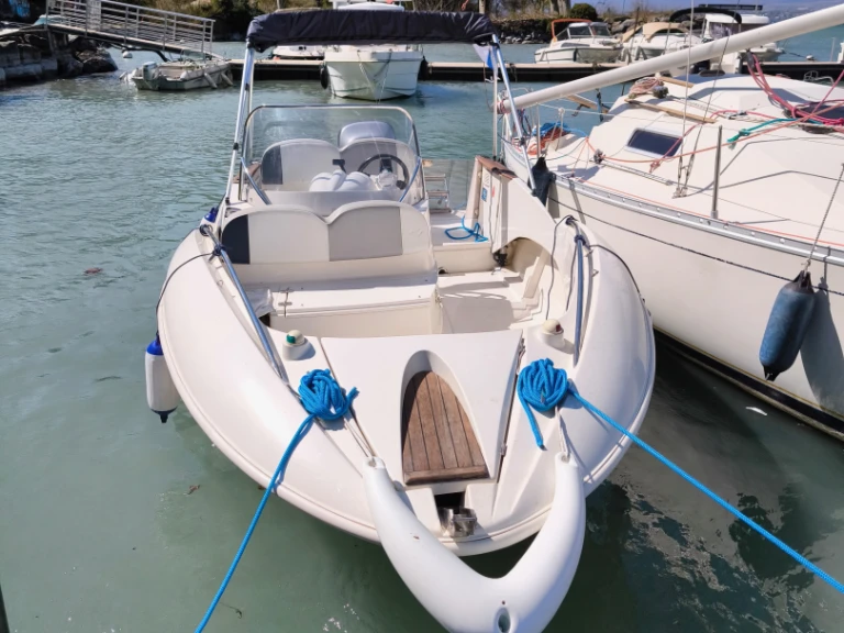 Motorboat for rent Amphion-les-Bains at the best price