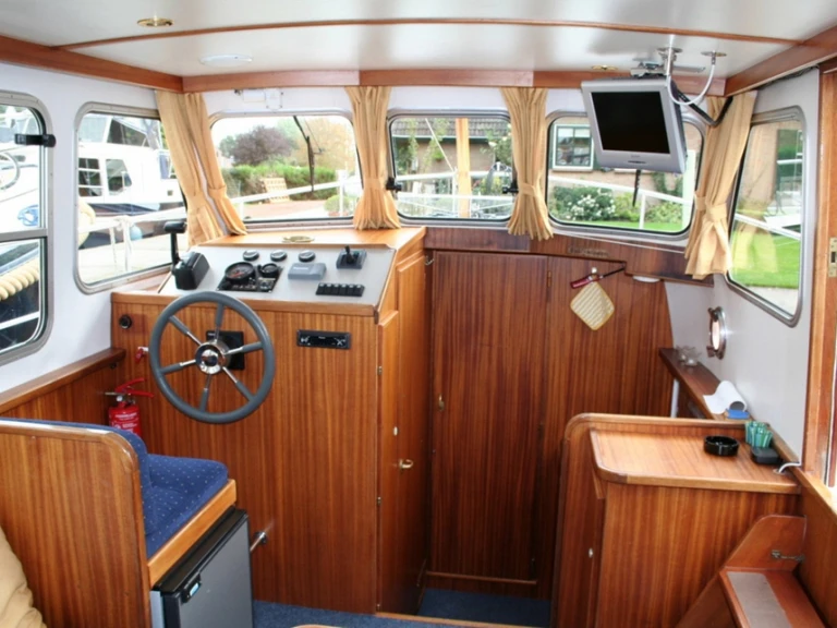 Yacht charter Gaastmeer cheap 935