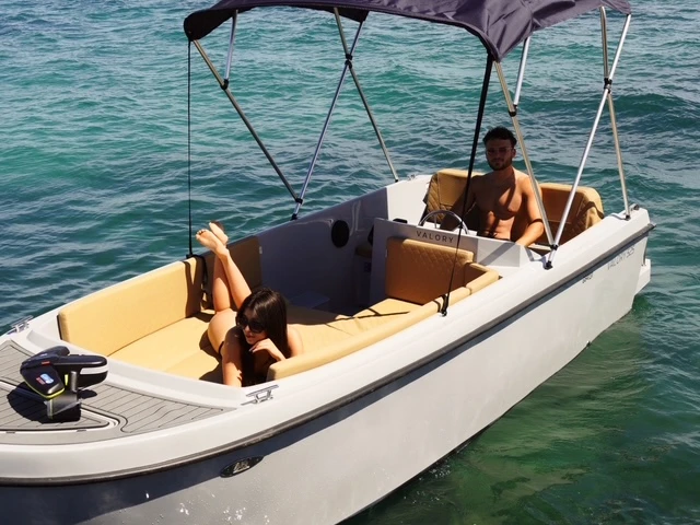 Bareboat Rental Motorboat Valory with a boat licence