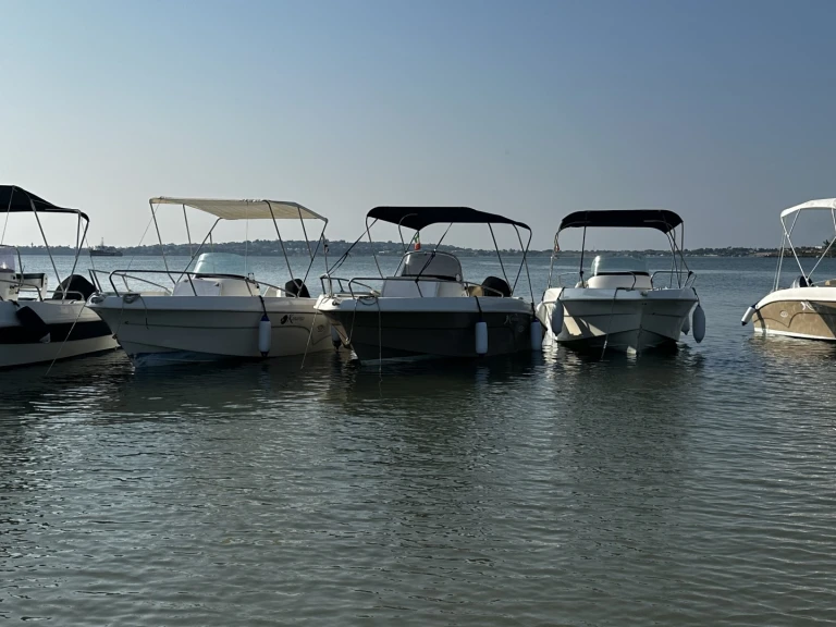 Bareboat Rental Motorboat Kamarina with a boat licence