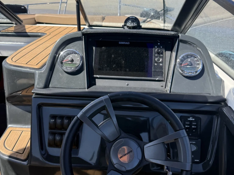 Bareboat Rental Motorboat Quicksilver with a boat licence