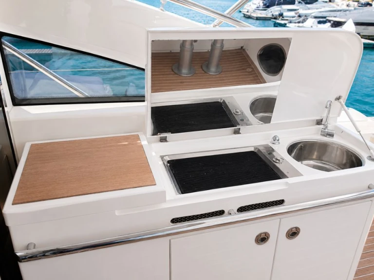 Bareboat Rental Motorboat Princess with a boat licence