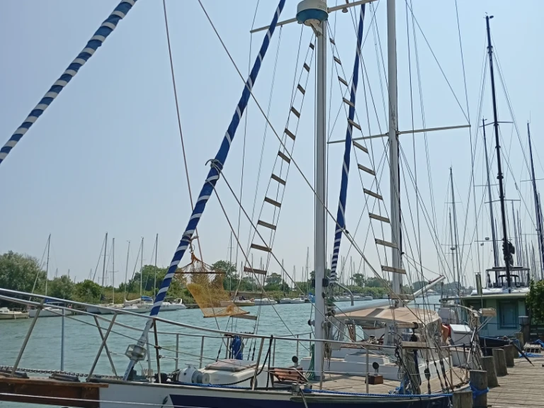 Yacht charter Porto Turistico Di Roma (Ostia) cheap Staysail