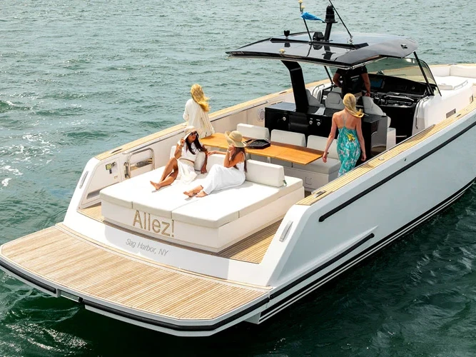 Bareboat Rental Luxury Yacht Pardo Yachts with a boat licence