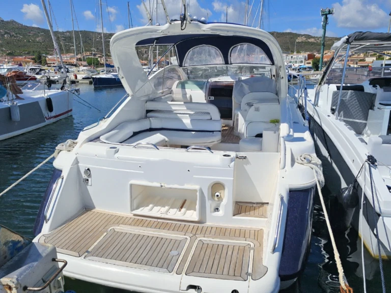 Bareboat Rental Motorboat Fairline with a boat licence