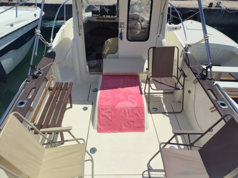 Rent a Quicksilver Arvor 215 AS Bar