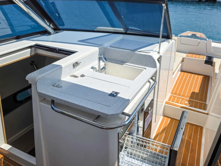 Bareboat Rental Motorboat Aquila with a boat licence