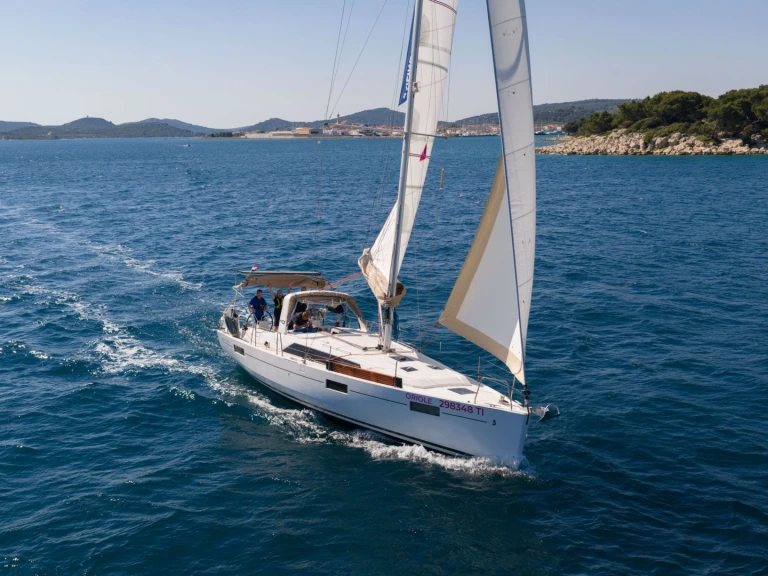 Bénéteau Oceanis 41.1 in Pirovac on SamBoat