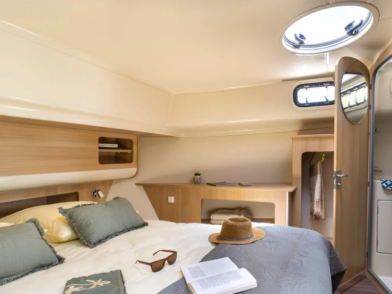 Motorboat for rent Bellegarde at the best price