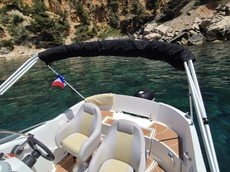 Bareboat Rental Motorboat Bénéteau with a boat licence