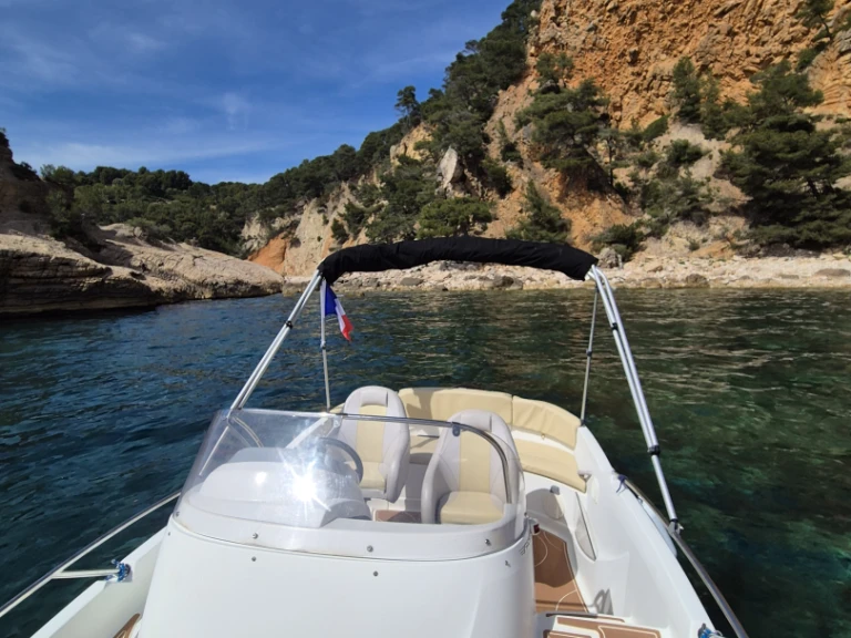 Motorboat for rent Six-Fours-les-Plages at the best price