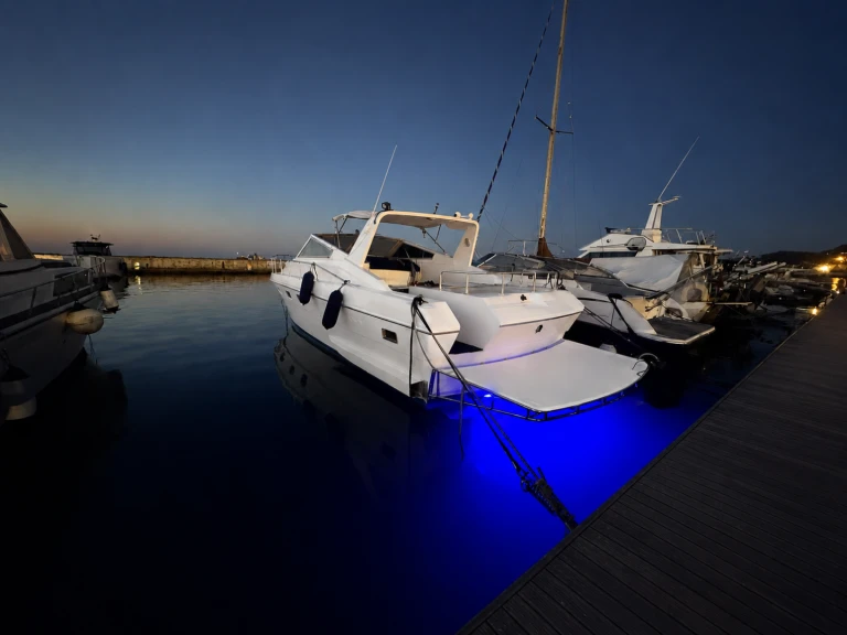 Motorboat rental with or without captain Mochi Craft Ischia