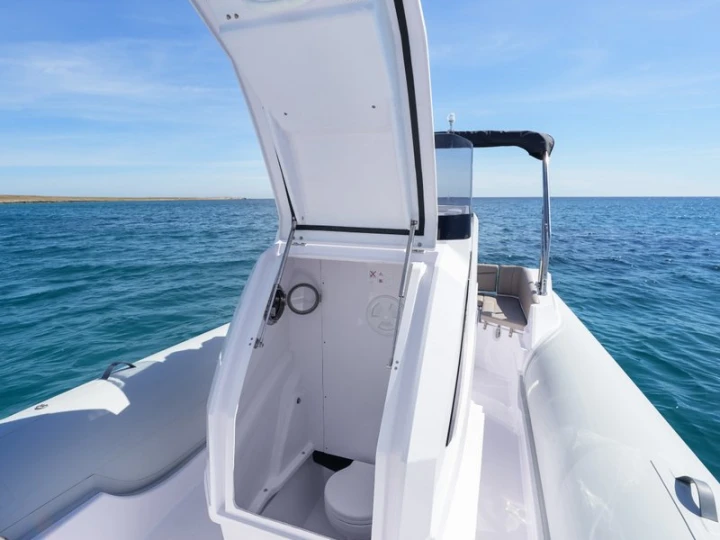 Rent a  Italboats Predator 700 Pula