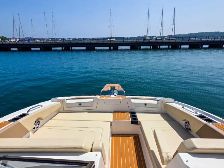 Rent a Aquila Aquila 32 Sport Pula