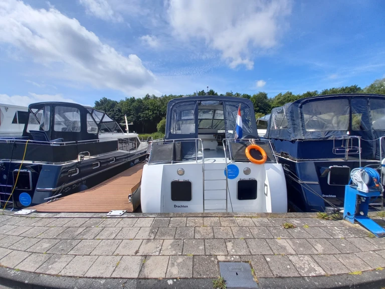 Bareboat Rental Motorboat De Drait with a boat licence