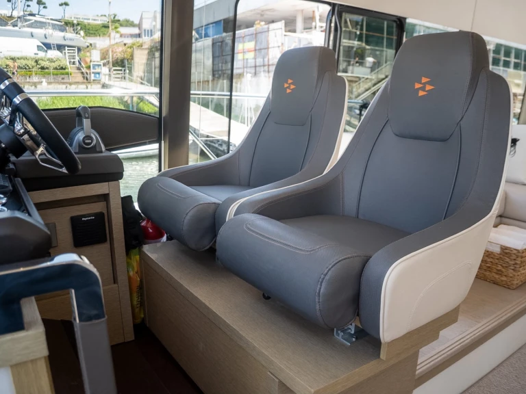 Bareboat Rental Motorboat Prestige with a boat licence