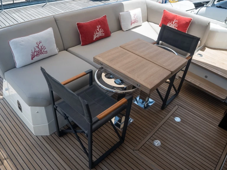 Rent a Prestige Prestige 520 S Pozzuoli