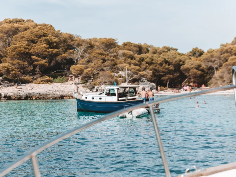 Bareboat Rental Motorboat Menorquin with a boat licence
