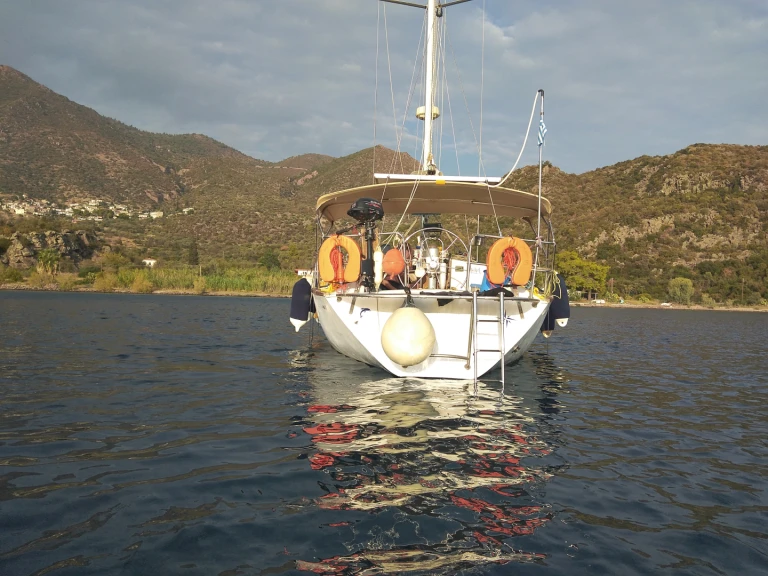 Boat rental Dromor Apollo 12 in Athens on Samboat