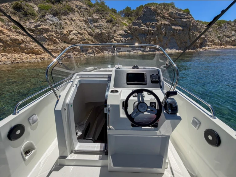 Bareboat Rental Motorboat Bénéteau with a boat licence